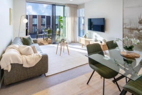 Warm Central City Apartment with 2 Free Carparks